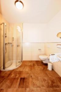 Ein Badezimmer in der Unterkunft Hotel Linde Pfalz
