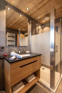 een badkamer met een wastafel en een douche bij Le Chamois d'Or in Cordon