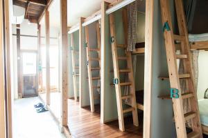 Giường tầng trong phòng chung tại Fukuoka Guesthouse HIVE