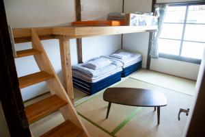 Tempat tidur susun dalam kamar di Fukuoka Guesthouse HIVE