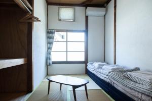 Giường trong phòng chung tại Fukuoka Guesthouse HIVE