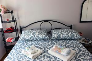 En eller flere senge i et værelse på Meteora Mansion - Traditional Apt 3BD - Rocks View