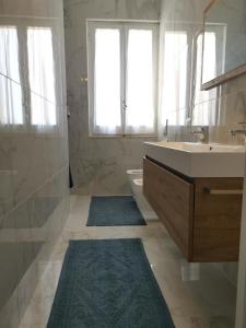 Un baño de SOGNO 21 fotos más