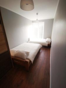 Posteľ alebo postele v izbe v ubytovaní Apartment Cyprys 1