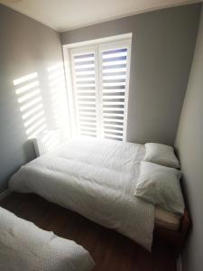 Posteľ alebo postele v izbe v ubytovaní Apartment Cyprys 1