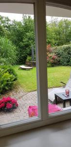 a window with a view of a garden at Im Dobbenviertel mit Terrasse 3 Doppelzimmer 98qm in Oldenburg