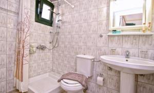 A bathroom at Aspri Petra Apartments