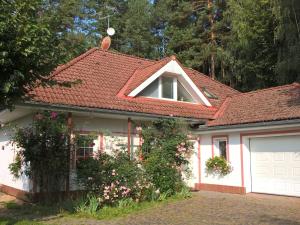 KlokočíにあるComfortable detached house with large gardenの赤屋根白屋根