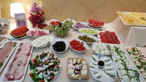 uma mesa com vários tipos diferentes de alimentos em O.W. Krakus II - Domki i Pokoje em Stegna