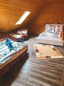 Habitación con 2 camas en un ático en Beskidzki Domek, en Kurów