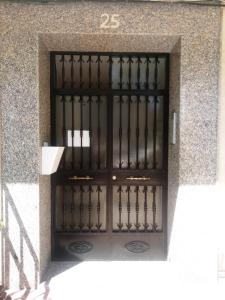 Una puerta en un edificio con el número. en Arroyo de la Miel centro, en Benalmádena