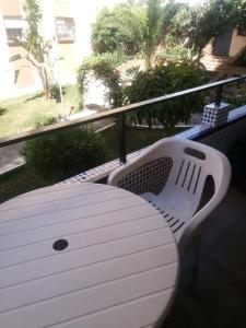 una mesa blanca y una silla en el balcón en Arroyo de la Miel centro, en Benalmádena