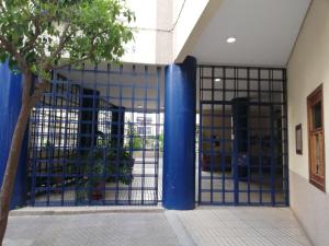 an entrance to a building with a blue gate at Apartamento zona Palacio de las Dueñas y las Setas in Seville