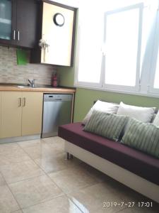 ein Wohnzimmer mit einem Bett und eine Küche in der Unterkunft Km 0 Camiño Ingles Benito Vicetto, 14 in Ferrol