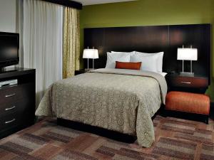 Postel nebo postele na pokoji v ubytování Staybridge Suites Longview, an IHG Hotel