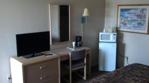 TV a/nebo společenská místnost v ubytování Heritage House Motel