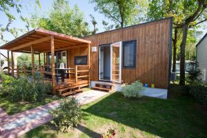 miniaturowy domek z werandą i patio w obiekcie Camping Santin w Cavallino-Treporti
