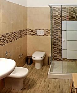 łazienka z toaletą i prysznicem w obiekcie L'Opera dei Pupi B&b w mieście Avola