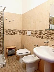 A bathroom at L'Opera dei Pupi B&b