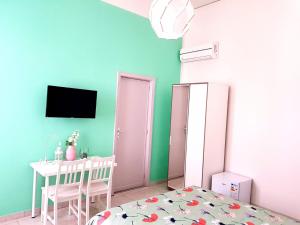 A television and/or entertainment centre at L'Opera dei Pupi B&b