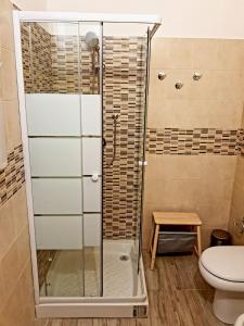 A bathroom at L'Opera dei Pupi B&b