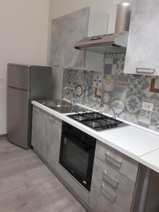 A kitchen or kitchenette at L'Opera dei Pupi B&b
