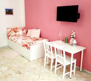 A television and/or entertainment centre at L'Opera dei Pupi B&b
