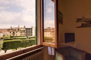 una finestra con vista sulla città di Sette Note Guest House ad Arezzo