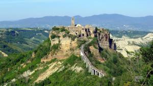 zamek na szczycie góry z pociągiem w obiekcie B&B SAN FRANCESCO w mieście Bagnoregio