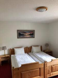 Postel nebo postele na pokoji v ubytování Hotel Adler Garni