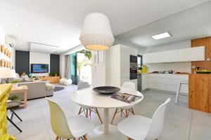 Kuchyň nebo kuchyňský kout v ubytování Cozy bungalow for 6 in Playa del Inglés GD04 by VillaGranCanaria