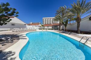 Bazén v ubytování Cozy bungalow for 6 in Playa del Inglés GD04 by VillaGranCanaria nebo v jeho okolí