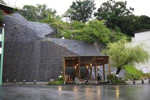 白浜町にある新錦ホテルの石壁の建物