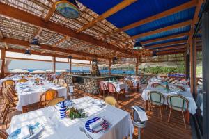 A restaurant or other place to eat at Lo Scoglio