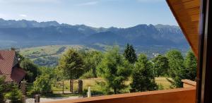 aus einem Haus mit Blick auf eine Bergkette in der Unterkunft Willa Chycówka in Zakopane