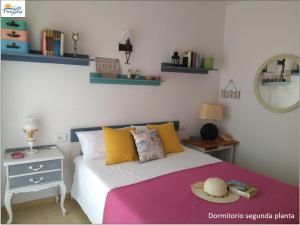 um quarto com uma cama com uma mesa e um espelho em Can Pinyana em Torreblanca