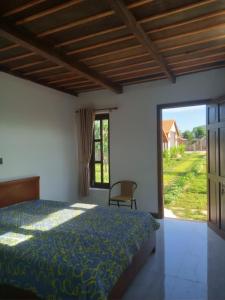 1 dormitorio con cama y ventana grande en CocoPalm Villa near Beach - Mango room, en Hội Mỹ