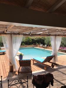 une piscine avec deux chaises et une table dans l'établissement 1262 Chemin des Pignatelles, à La Motte