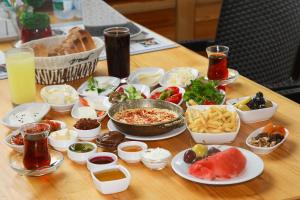 a table with a bunch of food on it at Ağva Deniz Yıldızı Otel in Ağva