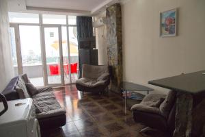 uma sala de estar com dois sofás e uma mesa em Apartment Miracle em Batumi