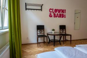 Uma cama ou camas num quarto em Clown and Bard Hostel