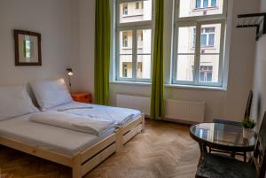 Uma cama ou camas num quarto em Clown and Bard Hostel