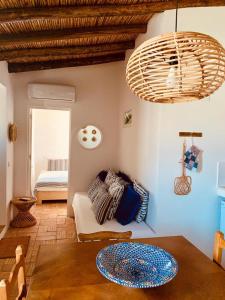 ein Wohnzimmer mit einem Sofa und einem Tisch in der Unterkunft Casas de Mértola - N. Sª das Neves in Mértola