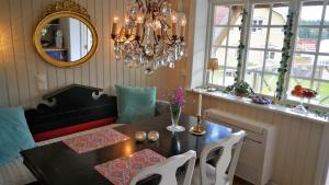 a dining room with a table and a chandelier at Vimmerby Lilla utsikten in Tuna