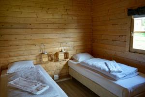 Habitación con 2 camas en una cabaña de madera en Guesthouse Birkifell, en Nesjum