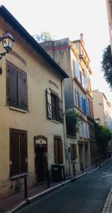 un edificio sul lato di una strada di Studio Centre Historique Toulouse Saint Etienne, Carmes a Tolosa