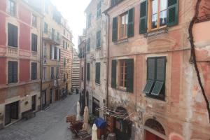 un vicolo in una città vecchia con edifici di Al nodo di Andrea Cod.Citra 011019-LT-0300 a Monterosso al Mare
