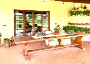 drewniany stół w pokoju z doniczkami w obiekcie B&B La Fornace del Sole w mieście Capannori