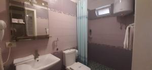 Koupelna v ubytování Hotel Bylis + 37 fotografií