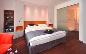 A bed or beds in a room at Sorell Hotel Rütli